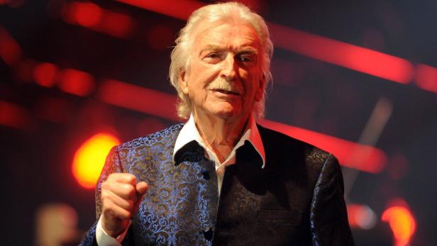 epa02690891 German musician and big band leader James Last, 82, directs his band on the stage of the o2 arena in Berlin, on 16 April 2011. James Last with this very last concert of his final &quot;Musik ist meine Welt&quot; (&#039;Music is My World&#039;) Tour bid farewell to his numerous fans. EPA/Britta Pedersen