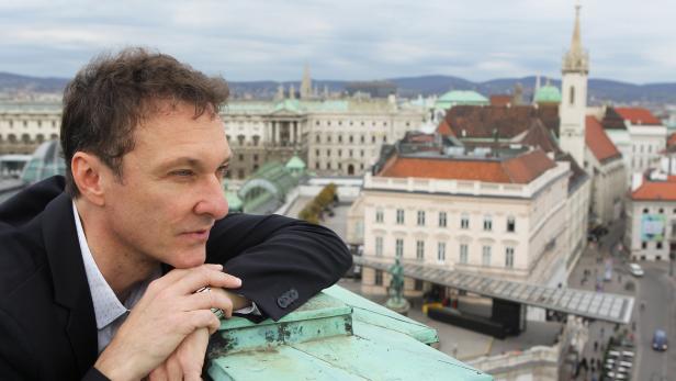 Unterwegs mit Manuel Legris auf dem Dach der Wiener Staatsoper, Blick auf die Albertina.