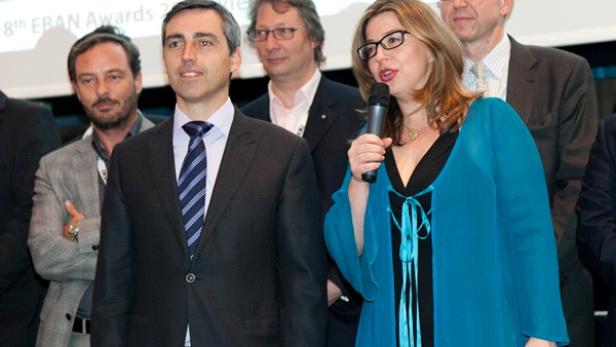 Eine Frau spricht bei den 8. EBAN Awards in Wien in ein Mikrofon.