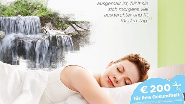 Eine Frau schläft friedlich, während im Hintergrund ein Wasserfall dargestellt ist. Im Vordergrund ist IONIT Wandcreme zu sehen.