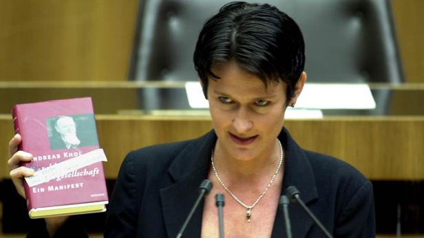 Eine Frau hält das Buch „Andreas Khol: Zur rechten Zeitgesellschaft. Ein Manifest“ in die Höhe.