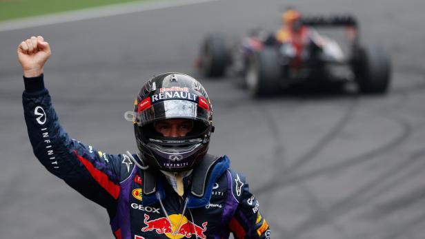 Sebastian Vettel feiert mit erhobener Faust einen Formel-1-Sieg.