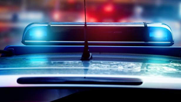 Blaulicht auf dem Dach eines Einsatzfahrzeugs.