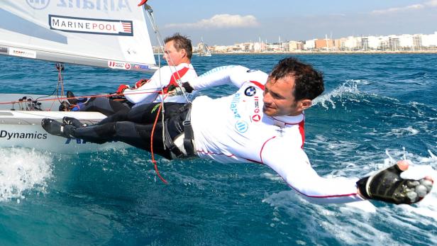 Zwei Segler auf einem Segelboot auf dem offenen Meer.