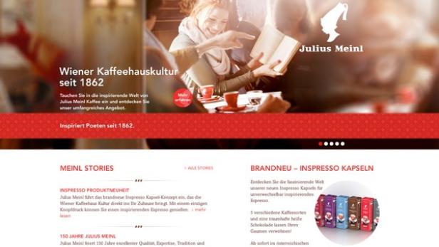 Eine Frau liest in einem Café von Julius Meinl ein Buch.