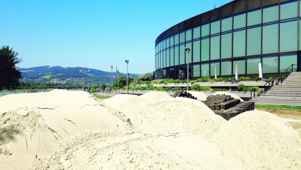 Rund 500 Tonnen Sand wurden für den Donaustrand beim Brucknerhaus angeliefert.