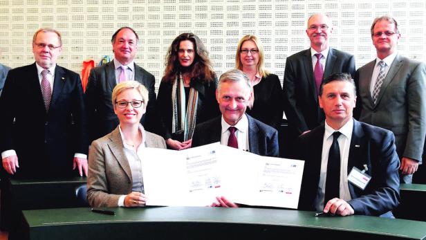 Kooperation unterzeichnet: Hummer (l.), Hendrik Carlsen von der der Technischen Universität und Wilfried Enzenhofer (re.).