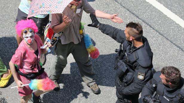 Zu beginn der Protestkundgebung mit rund 3600 Teilnehmern narrten Clowns die Polizei. Später kam es zu einer Konfrontation