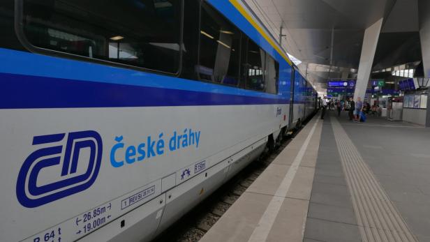 České dráhy: Blauer Railjet der Tschechen legt vor, roter Railjet der Österreicher hechelt nach