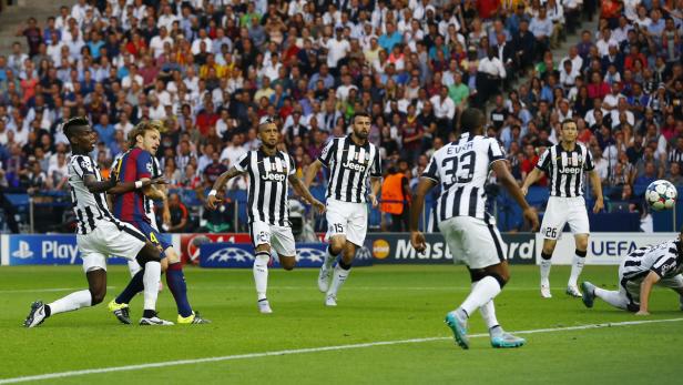 Fußballspieler von Juventus Turin während eines Spiels vor einer Zuschauermenge.