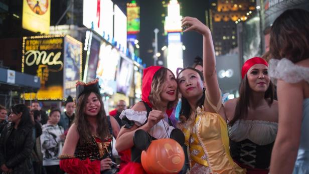 Verkleidete Menschen feiern Halloween am Times Square in New York.