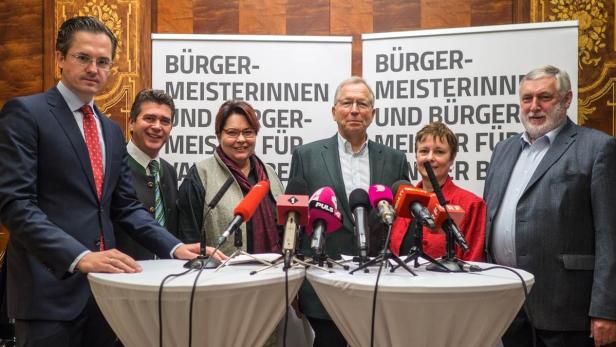 VdB-Wähler: Die Bürgermeister Schmuckenschlager, Eisenschenk, Baier und Lancaster mit den Initiatoren Maier (Mitte) und Fischler (rechts)