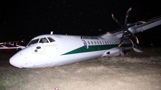 epa03565954 A ATR-72 turboprop plane of Romania&#039;s Carpatair airline (operating for Alitalia) went off the runway upon landing at Rome&#039;s Leonardo da Vinci airport, Italy, 02 February 2013. According to media reports, six passengers were injured in the incident. EPA/TELENEWS