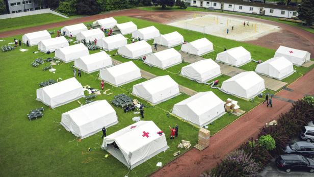 „Die Zelte zeigen, dass man sich nicht mehr zu helfen weiß“, befindet Gemeindebundpräsident Helmut Mödlhammer. Dabei gebe es genügend leer stehende Bundesgebäude