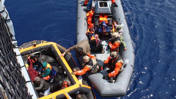 Die deutsche Marine rettet Flüchtlinge von einem Schlauchboot.