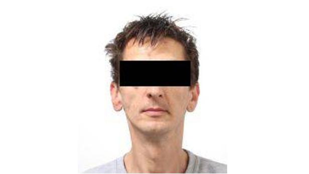 Porträt eines Mannes, dessen Augen durch einen schwarzen Balken verdeckt sind.
