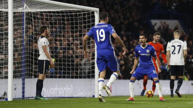 Diego Costa und ein weiterer Chelsea-Spieler jubeln auf dem Fußballfeld.