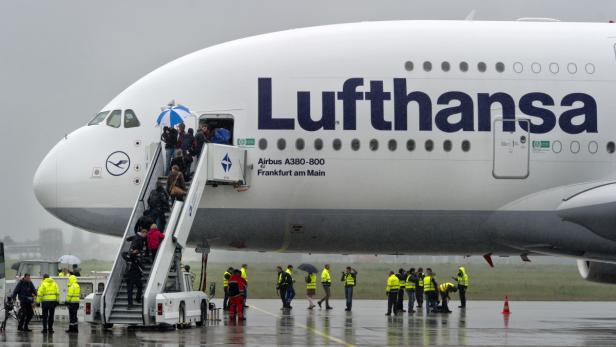 Heuer fielen bei der AUA-Mutter Lufthansa schon 4300 Flüge aus, 480.000 Passagiere waren betroffen.