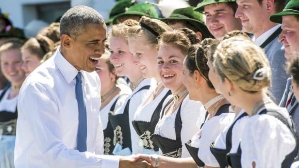 Zünftig begann für Barack Obama der G7-Gipfel in Bayern: Gastgeberin Angela Merkel lud den US-Präsidenten zunächst zu einer Weißwurstjause samt alkoholfreiem Weizenbier – dann gings auf Schloss ElmauGastgeberin .