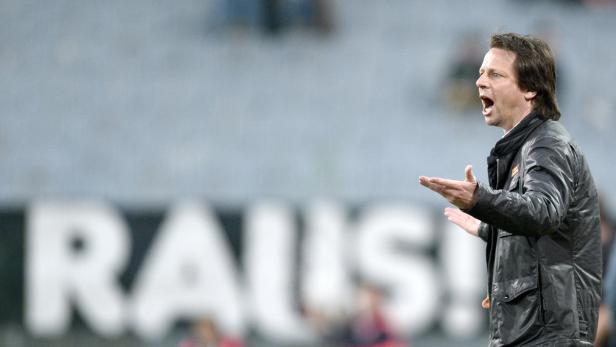 Ein Trainer gestikuliert aufgeregt am Spielfeldrand.