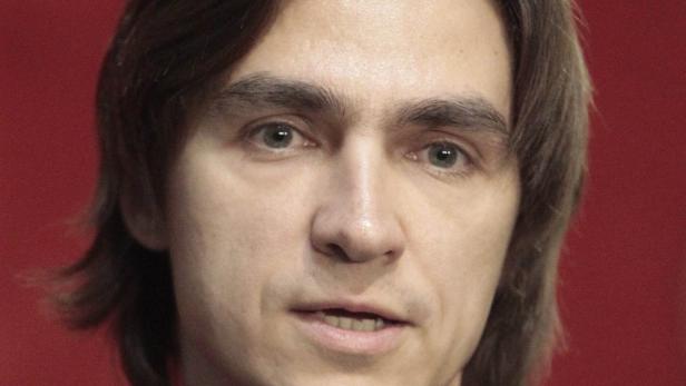 Nahaufnahme des Gesichts von Pawel Durow vor einem roten Hintergrund.
