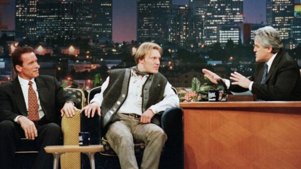 LOA08:TONIGHT SHOW:BURBANK,CALIFORNIA,24APR98 - Actor Arnold Schwarzenegger (L) and Austrian Olympic double gold medalist skier Hermann Maier make a guest appearance during a taping of &quot;The Tonight Show with Jay Leno&quot; April 23 at the NBC television network studios in Burbank,California. rmp/HO-Photo by Margaret Norton/NBC REUTERS