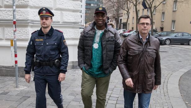 Wiener Polizei geht auf Migranten zu