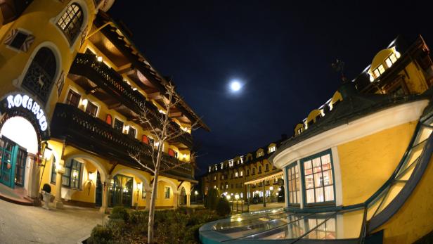 Das Hotel Rotwild erstrahlt im Mondschein.