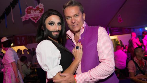 Conchita Wurst (mit Alfons Haider) ist Überraschungs-Gast am Almdudler-Trachtenpärchenball