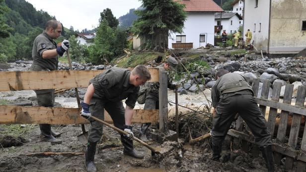 Einsatzkräfte des österreichischen Bundesheeres bei Aufräumarbeiten nach heftigen Unwettern im Raum Sellrain (Tirol).