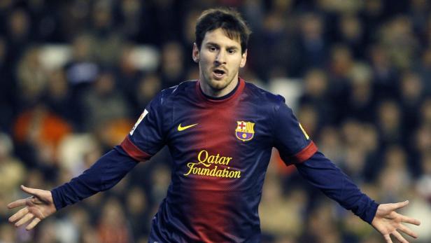 Lionel Messi im Trikot des FC Barcelona mit ausgestreckten Armen.