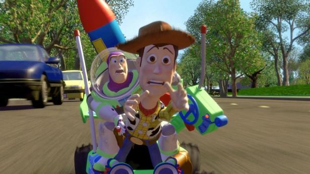 Woody und Buzz Lightyear sitzen ängstlich in einem Spielzeugauto auf der Straße.