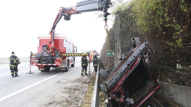Einsatzkräfte der Feuerwehr an der Unfallstelle auf der Südautobahn in Niederösterreich.