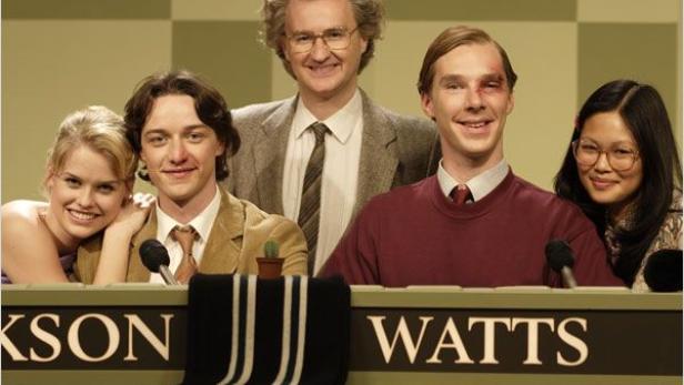 Eine Gruppe von Schauspielern posiert für ein Foto am Set von „Jackson Watts“.