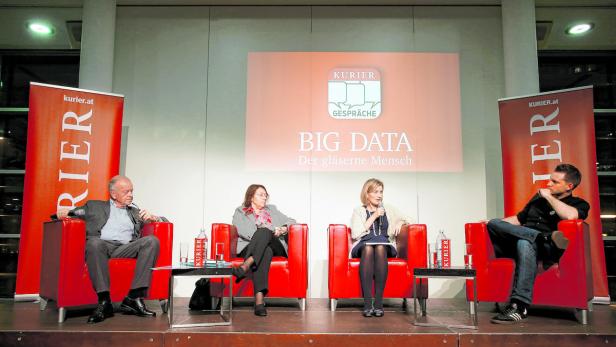 Moderatorin Martina Salomon mit Rudi Klausnitzer (li.), Datenschutzexpertin Andrea Jelinek und Datenschutzaktivist Max Schrems (re.)
