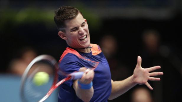 Dominic Thiem schlägt einen Ball beim Tennisspiel.