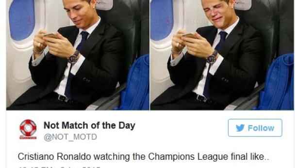 Zwei Bilder von Cristiano Ronaldo im Flugzeug, einmal lächelnd und einmal weinend, während er auf sein Handy schaut.