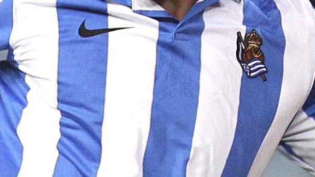 Nahaufnahme eines blau-weiß gestreiften Trikots mit Nike-Logo und Vereinswappen.