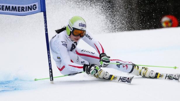 Anna Fenninger of Austria clears a gate during the first run of the World Cup Women&#039;s Giant Slalom ski race in Semmering December 28, 2012. REUTERS/Dominic Ebenbichler (AUSTRIA - Tags: SPORT SKIING)