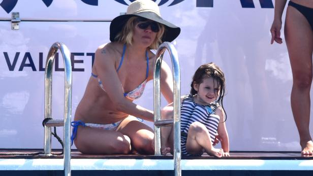 So elegant sie sich am Red Carpet gibt, so lässig zeigt sich Sienna Miller wenn sie mal keine Filme in Cannes guckt. Die Schauspielerin sitzt in der Jury der Filmfestspiele und verbringt ihre magere Freizeit vorzugsweise mit ihrer Tochter Marlowe.