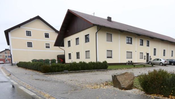 Alexander K. lag mitten in Burgkirchen neben diesem Stein.