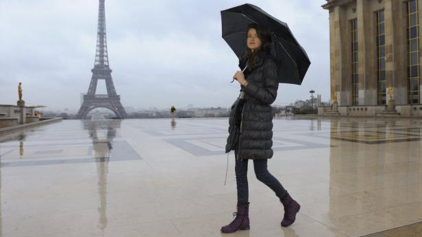 Mit Schirm, Charme und Hose: Pariserinnen können sich nun ohne Angst vor einer Strafe in Hosen auf die Straße wagen.