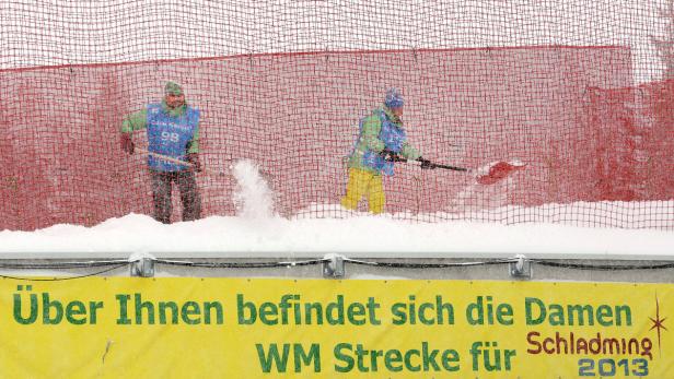 APA11291256-2 - 04022013 - SCHLADMING - ÖSTERREICH: ZU APA 0053 SI - Pistenarbeiter am Montag, 4. Februar 2013, beim Schneeschaufeln auf der Piste der Damenstrecke in Schladming. Vom 4.-17. Februar 2013 finden in Schladming die Alpinen Ski-Weltmeisterschaften statt. APA-FOTO: HELMUT FOHRINGER