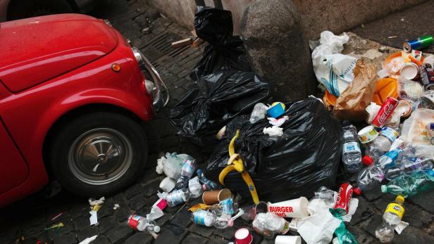 Abfallhaufen an einer Straßenecke in Rom (Juli 2016)