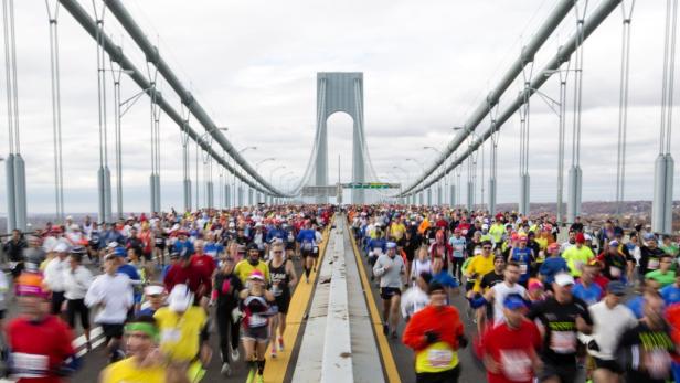Eine große Menschenmenge läuft über die Verrazano-Narrows Bridge während eines Marathons.