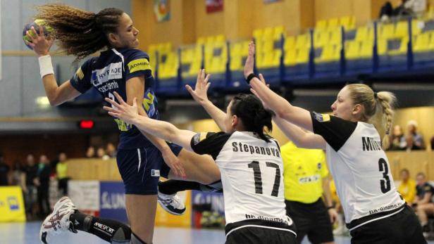 Hypo NOe - Dinamo Volgograd 16.03.2013 Bundessport und Freizeitzentrum Suedstadt, Handball Damen, Viertelfinale Pokal der Cupsieger, Hypo NOe - Dinamo Volgograd, Alexandra Do Nascimento, Alexandra Stpanova, Kseniya Milova Copyright DIENER / Leena Manhart Marktgasse 3-7/4/5/21 A-1090 Wien Telefax +43 1 955 32 35 Mobil +43 676 629 98 51 BA-CA Bank Nr. 12000 Account Nr. 00712 223 783 e-mail: agentur@diener.at Datenbank: www.diener.at