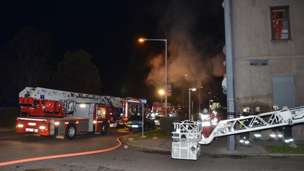 Großeinsatz: Die Feuerwehr rief Alarmstufe zwei aus. Rund 200 Menschen wurden gerettet. 24 wurden vorsorglich in Krankenhäuser gebracht