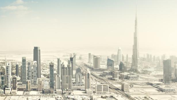 Luftaufnahme der Skyline von Dubai mit dem Burj Khalifa im Zentrum.
