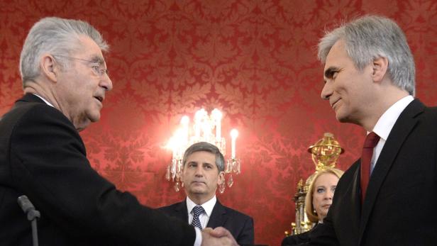 Bundespräsident Alexander Van der Bellen schüttelt die Hand eines Mannes vor rotem Hintergrund.