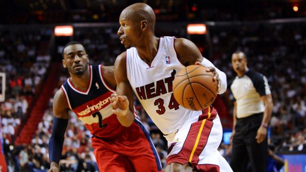 Ray Allen von den Miami Heat dribbelt den Ball während eines Basketballspiels.